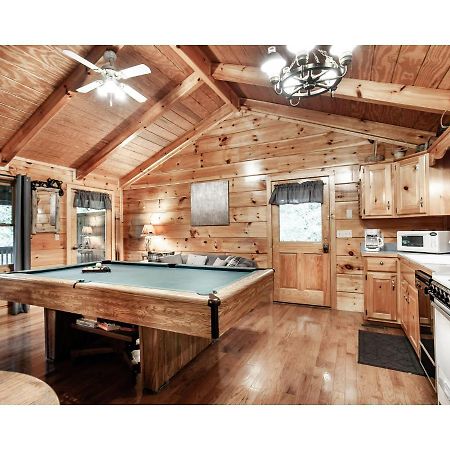 Вілла Peekaboo With Hot Tub, Pool Table, And Jacuzzi Піджен-Фордж Екстер'єр фото