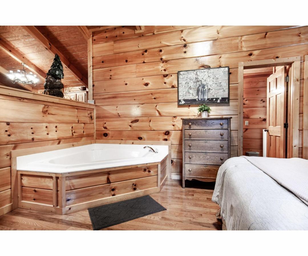 Вілла Peekaboo With Hot Tub, Pool Table, And Jacuzzi Піджен-Фордж Екстер'єр фото