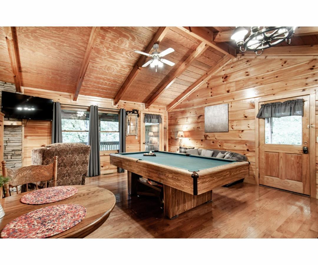 Вілла Peekaboo With Hot Tub, Pool Table, And Jacuzzi Піджен-Фордж Екстер'єр фото