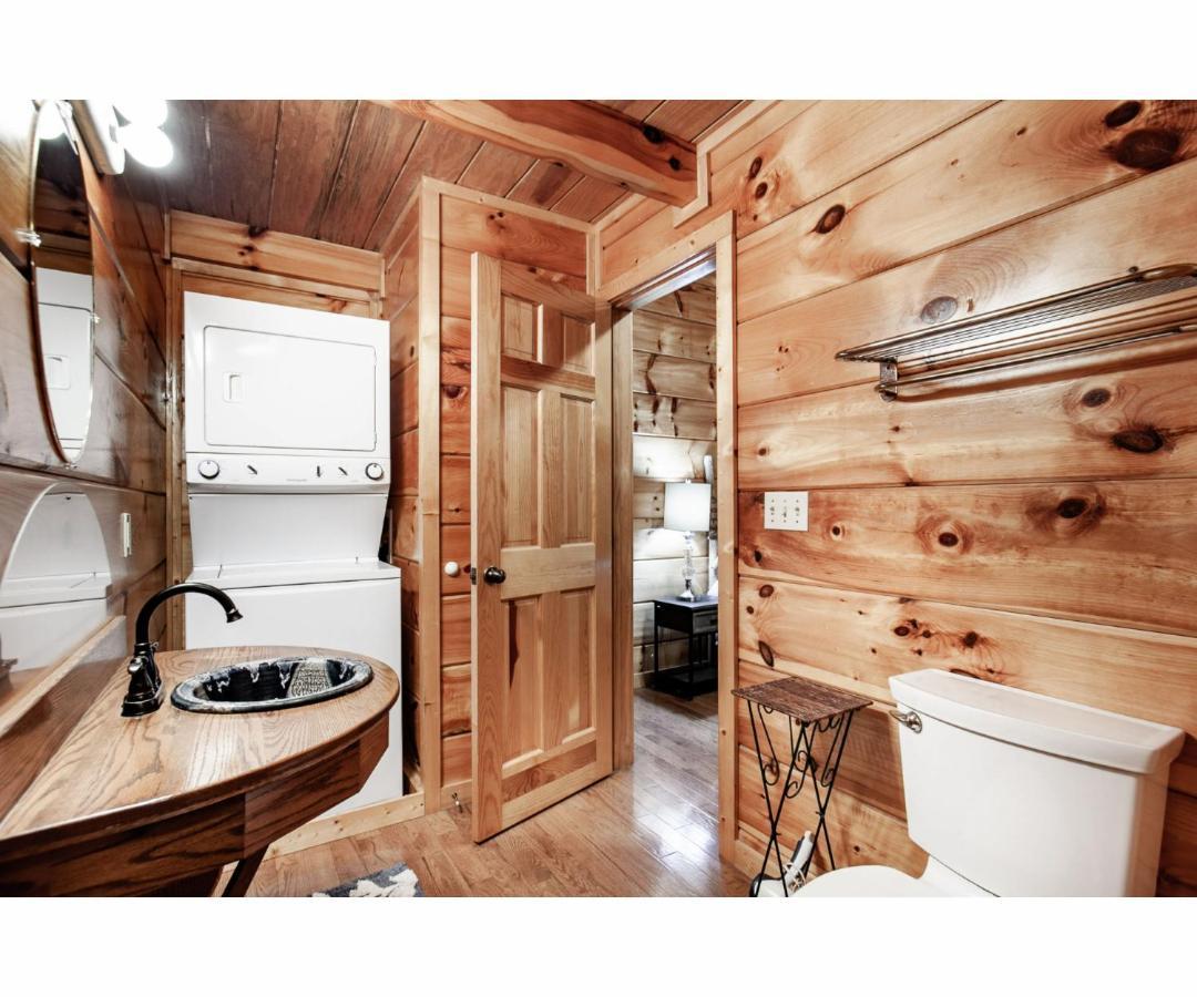 Вілла Peekaboo With Hot Tub, Pool Table, And Jacuzzi Піджен-Фордж Екстер'єр фото