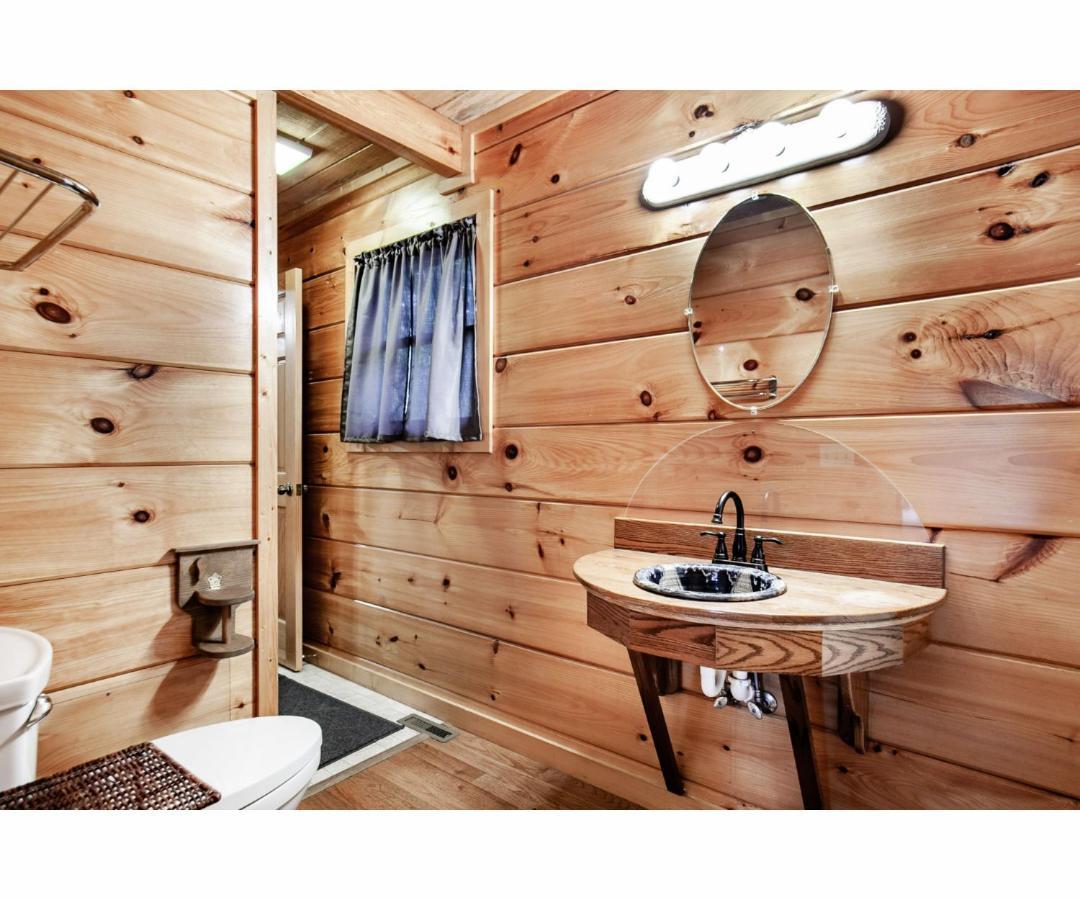 Вілла Peekaboo With Hot Tub, Pool Table, And Jacuzzi Піджен-Фордж Екстер'єр фото