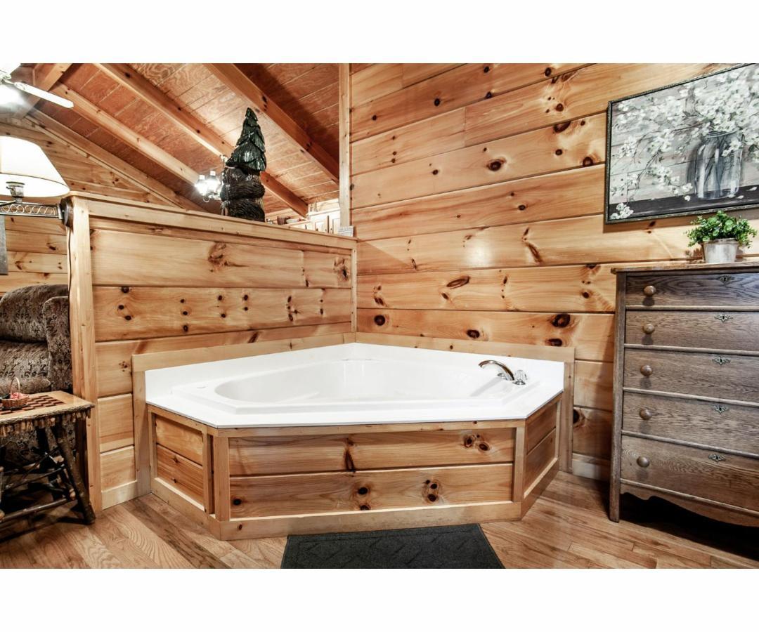 Вілла Peekaboo With Hot Tub, Pool Table, And Jacuzzi Піджен-Фордж Екстер'єр фото